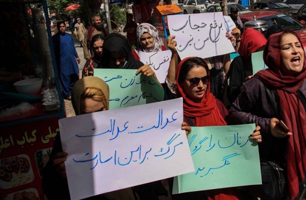 Con rostros descubiertos, mujeres protestaron en Kabul contra imposición de la burka