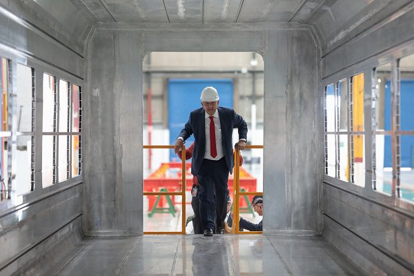 AMLO presume construcción de convoyes para el Tren Maya