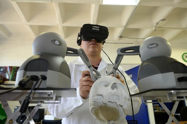 UNAM crea un simulador para lograr microcirugías cerebrales eficaces