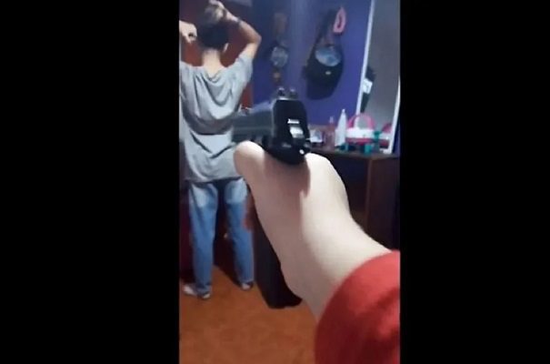 Niño se filma con un arma amenazando a sus compañeros de escuela #VIDEO