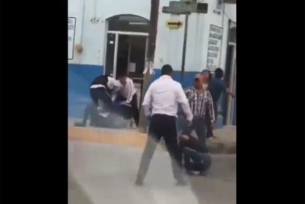 Captan en #VIDEO bronca entre policías y civiles en calles de Nuevo León