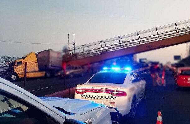 Tráiler derriba puente peatonal en la carretera federal de Irapuato