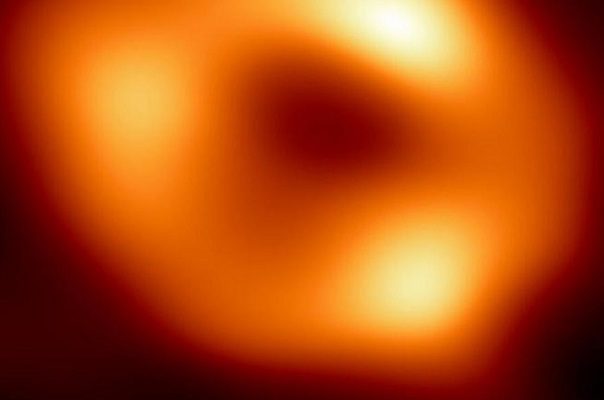 Captan la primera imagen del agujero negro en el centro de la Vía Láctea