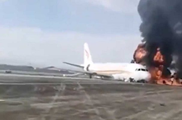 Al menos 40 heridos tras el incendio de un avión que se salió de la pista en China #VIDEOS