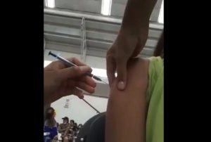 Enfermera aplica jeringa vacía a niña en Ecatepec #VIDEO