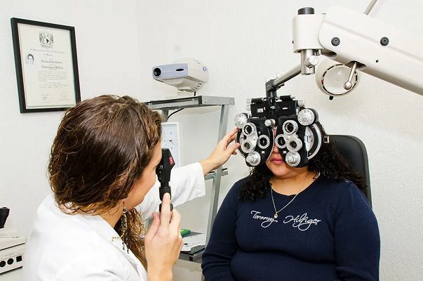 Oftalmólogos se suman a desaprobación del plan de contratar a médicos cubanos