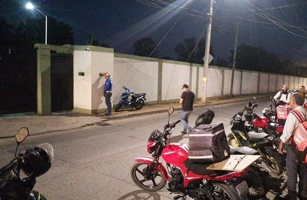 Repartidores de Uber reclamar a militares pago por pedido de pollos, en Irapuato