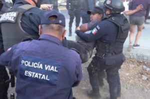 Migrantes se amotinan ante incumplimiento de visas humanitarias, en Oaxaca