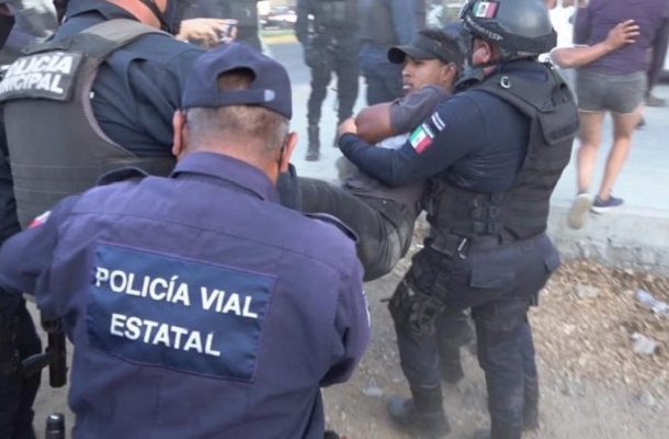 Migrantes se amotinan ante incumplimiento de visas humanitarias, en Oaxaca