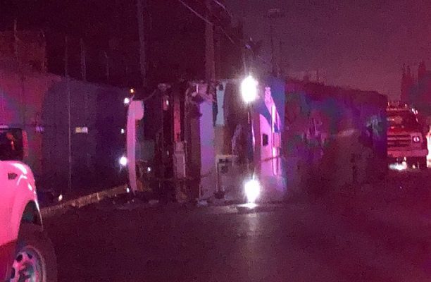 2 muertos y al menos 20 heridos tras volcadura de autobús en Toluca