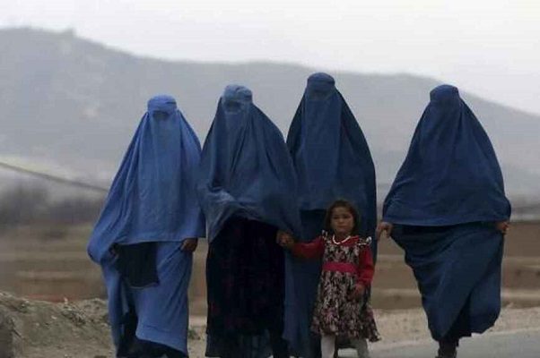 Talibanes prohíben que hombres y mujeres coman juntos y compartan paseos