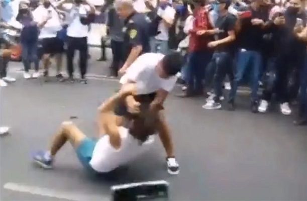 Profesor y alumno de IPN Zacatenco protagonizan pelea callejera #VIDEO