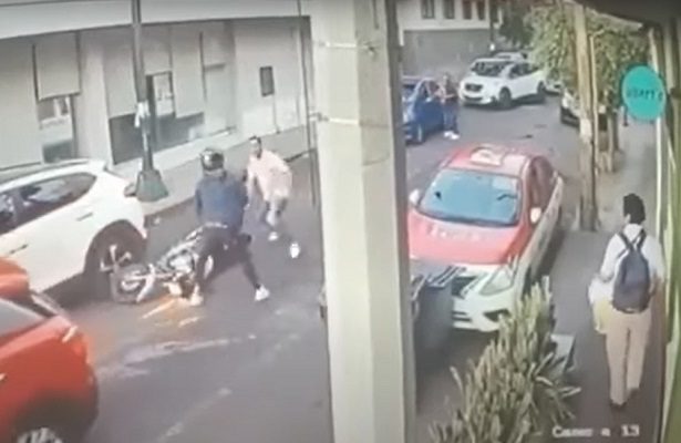 Hombre derriba a sujeto que robó 105 mil pesos a mujer en calles de CDMX #VIDEO