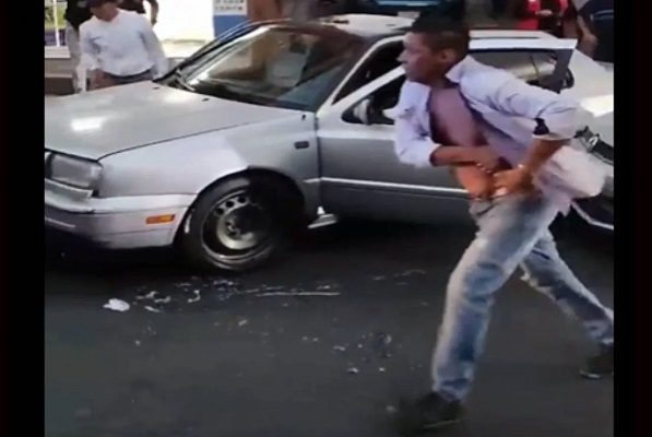 Hombre choca auto y amenaza a conductor con una pistola tras reclamo, en Xochimilco #VIDEO