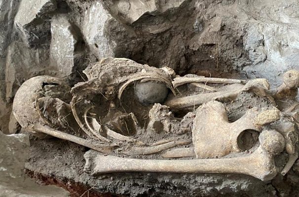 Descubren entierros prehispánicos en la zona arqueológica de Teocaltitán, Jalisco