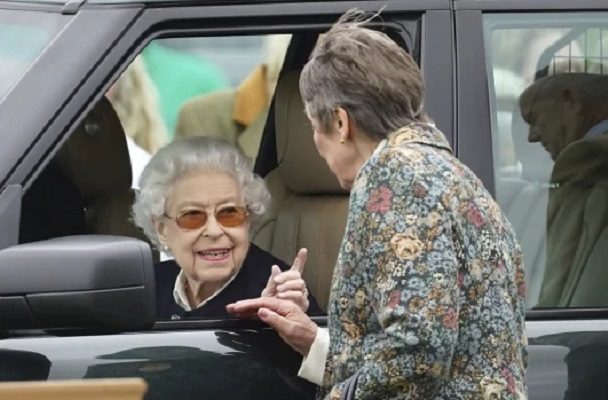 La reina Isabel II reaparece en público en una competencia ecuestre