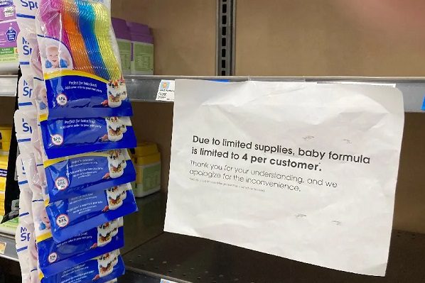 Gobernador de Texas acusa a Biden de dar fórmula láctea a bebés de migrantes