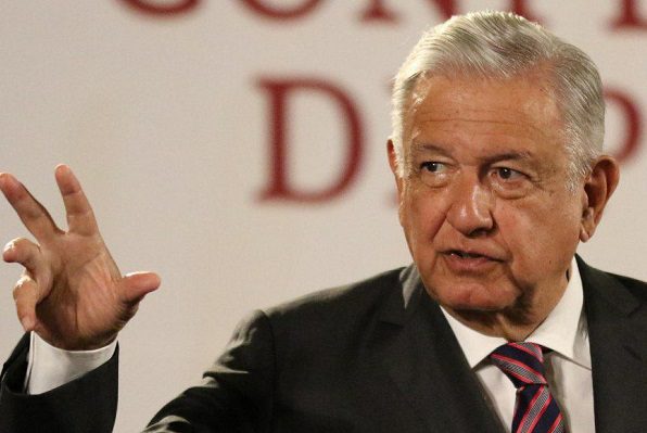 AMLO firma entrega de 5 mmdp para construcción de presa y tren suburbano en NL