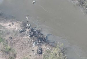 Ucrania destruye decenas de vehículos militares rusos en el rio Donest