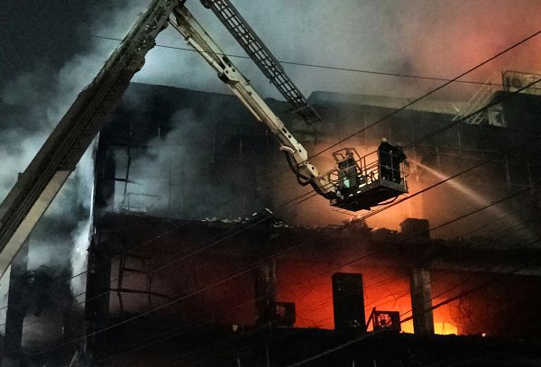 Al menos 27 muertos tras fuerte incendio en un edificio de Nueva Delhi #VIDEO