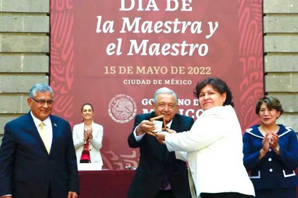 Gobierno federal anuncia aumento salarial a maestros