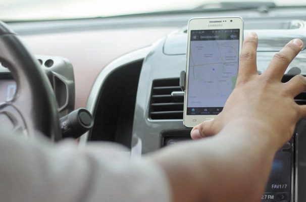 Chofer de Uber balea a ladrones que intentaron robarle auto, en Iztapalapa