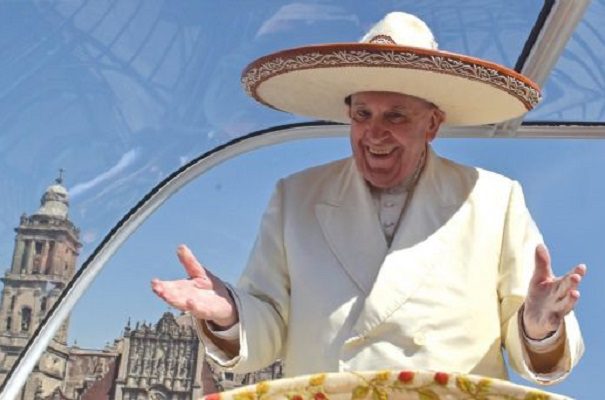 El Papa Francisco pide tequila a seminaristas mexicanos para tratar dolor de rodilla #VIDEO