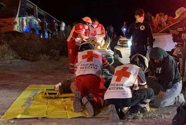 Al menos 12 lesionados tras volcadura de autobús en Querétaro