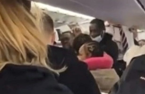 Pasajeros agreden a piloto de avión antes de despegar, en Grecia #VIDEO