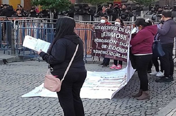 Maestros se manifestaron en Palacio Nacional denunciando condiciones de trabajo
