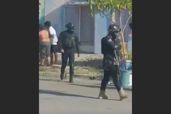 Policías golpean a mujer y niño en un fraccionamiento en Veracruz #VIDEO