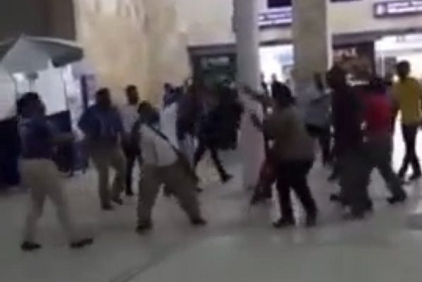 Taxistas protagonizan pelea a sillazos en Aeropuerto de Cancún #VIDEO