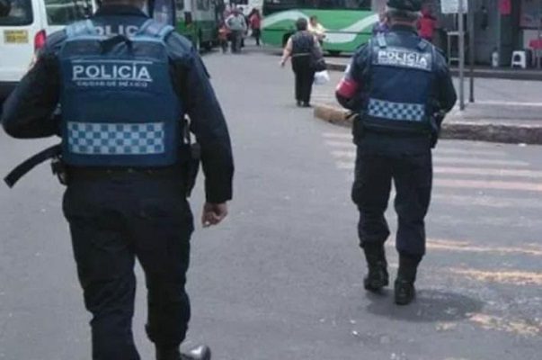 3 hombres golpean a policía y lo desarman, en Iztapalapa