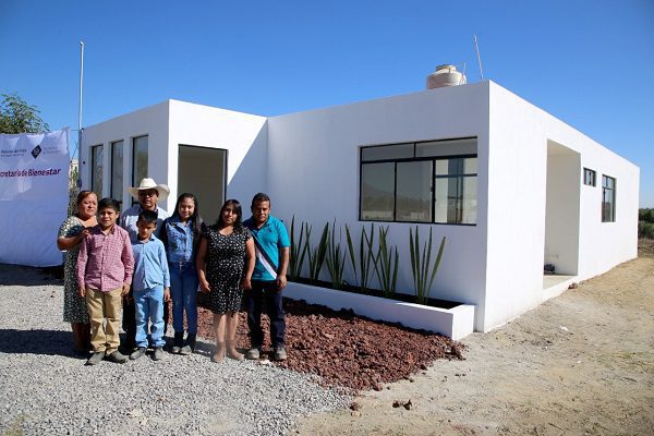 Entregan una nueva casa a familia que perdió vivienda por el socavón de Puebla