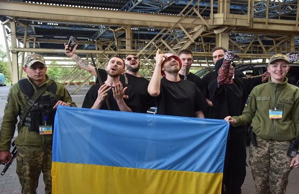 Los ganadores de Eurovisión cantan contra en la frontera entre Polonia y Ucrania