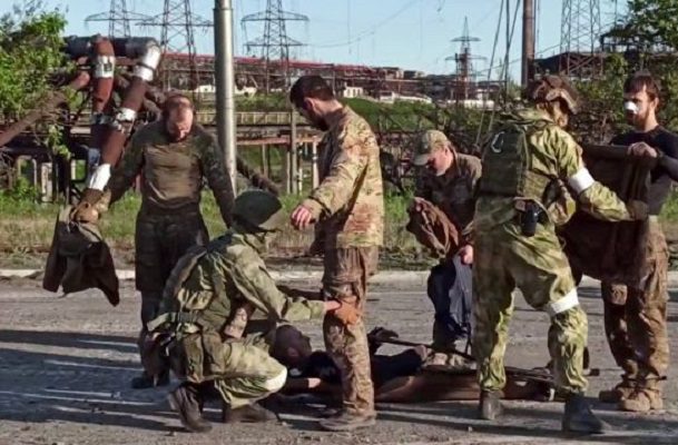 Rusia anuncia rendición de 265 combatientes ucranianos en acería en Mariúpol