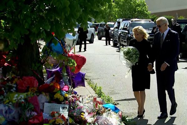 Joe y Jill Biden rinden homenaje a víctimas de tiroteo que dejó 10 muertos en Buffalo