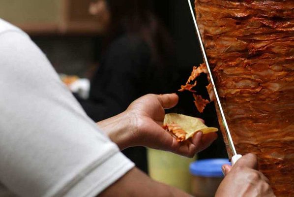 Niño de 12 años intenta asaltar puesto de tacos y gorditas con pistola, en NL