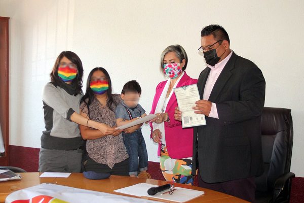 Tlaxcala emite su primera acta de nacimiento para dos madres