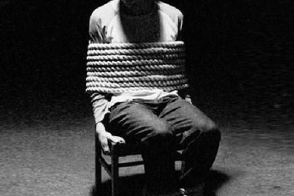 Vincula a proceso a 5 policías por presunta tortura contra periodista en Cancún