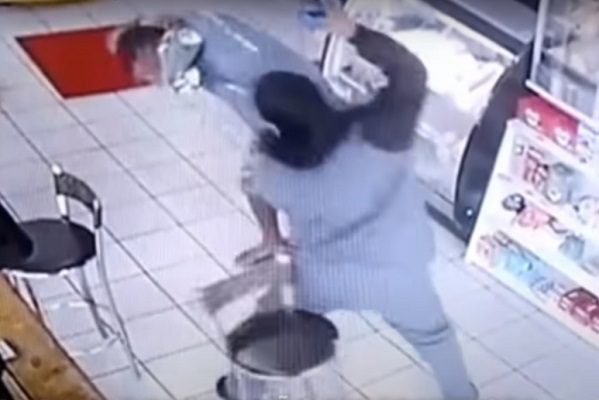 Mujer enfrenta a golpes su acosador tras tocarla, en Brasil #VIDEO