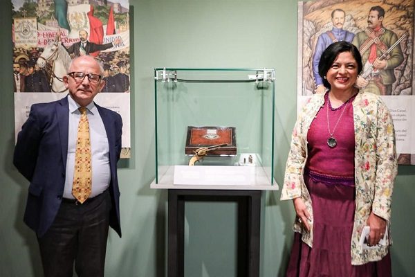 Pistola de Pancho Villa será exhibida tras gira de AMLO por Cuba