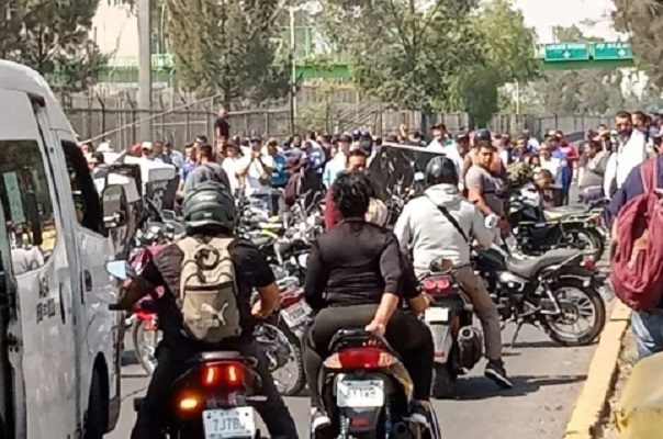 Transportistas bloquean avenida Central en Nezahualcóyotl por abusos de policiales