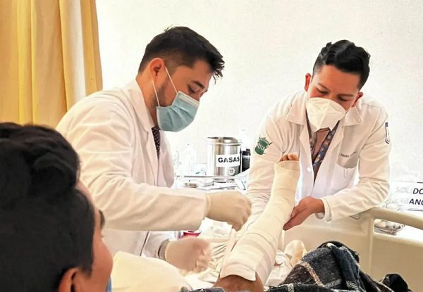 AMLO ofrece contratación inmediata a médicos