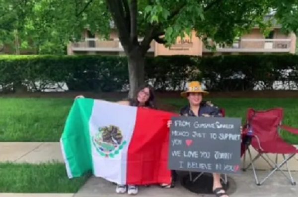 Mexicana demuestra su apoyo a Johnny Depp afuera de la Corte
