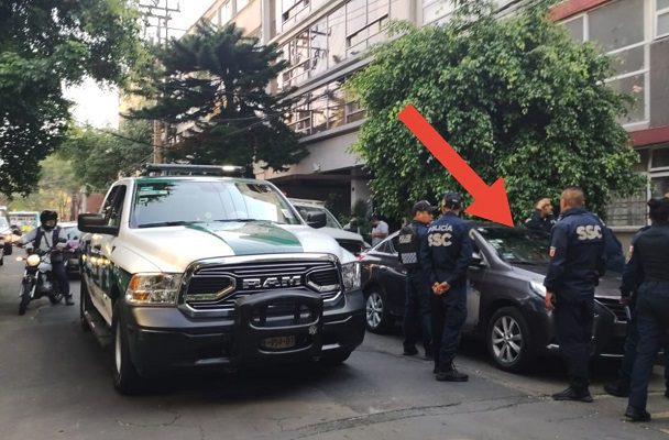 Tras percance, sujeto que amenaza a paramédicos con una pistola, en CDMX