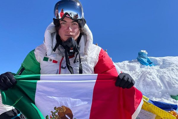 Mexicano de 19 años conquista el Monte Everest y varios rompe récords