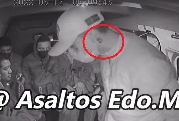 Delincuente roba celulares a pasajeros y los abofetea, en Tultitlán #VIDEO