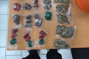 Con mariguana, dulces y “dino mota” fue detenido narcomenudista en CU