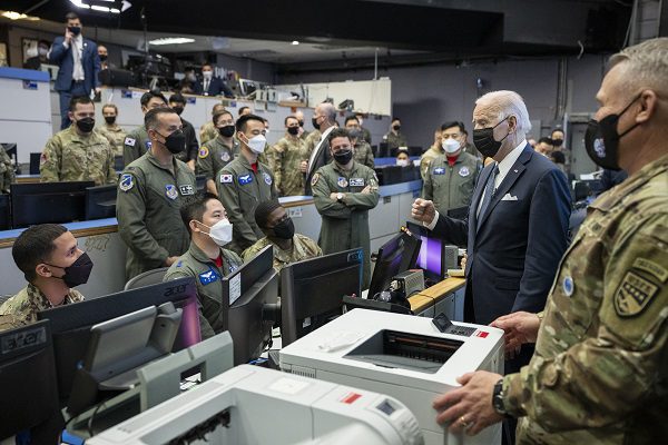 Biden asegura intervención militar si China intenta tomar Taiwán